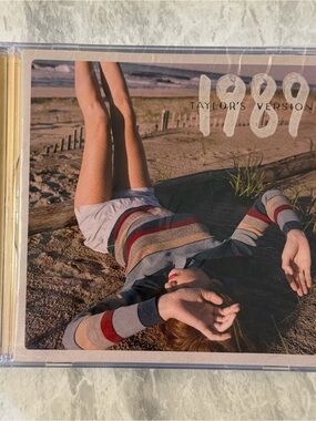 New Taylor Swift 1989 TV CD Sunrise Boulevard Yellow Deluxe w/ Polaroids